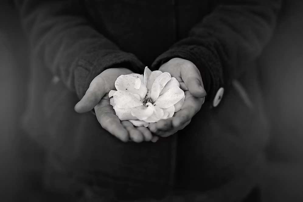 hand-holding-flower
